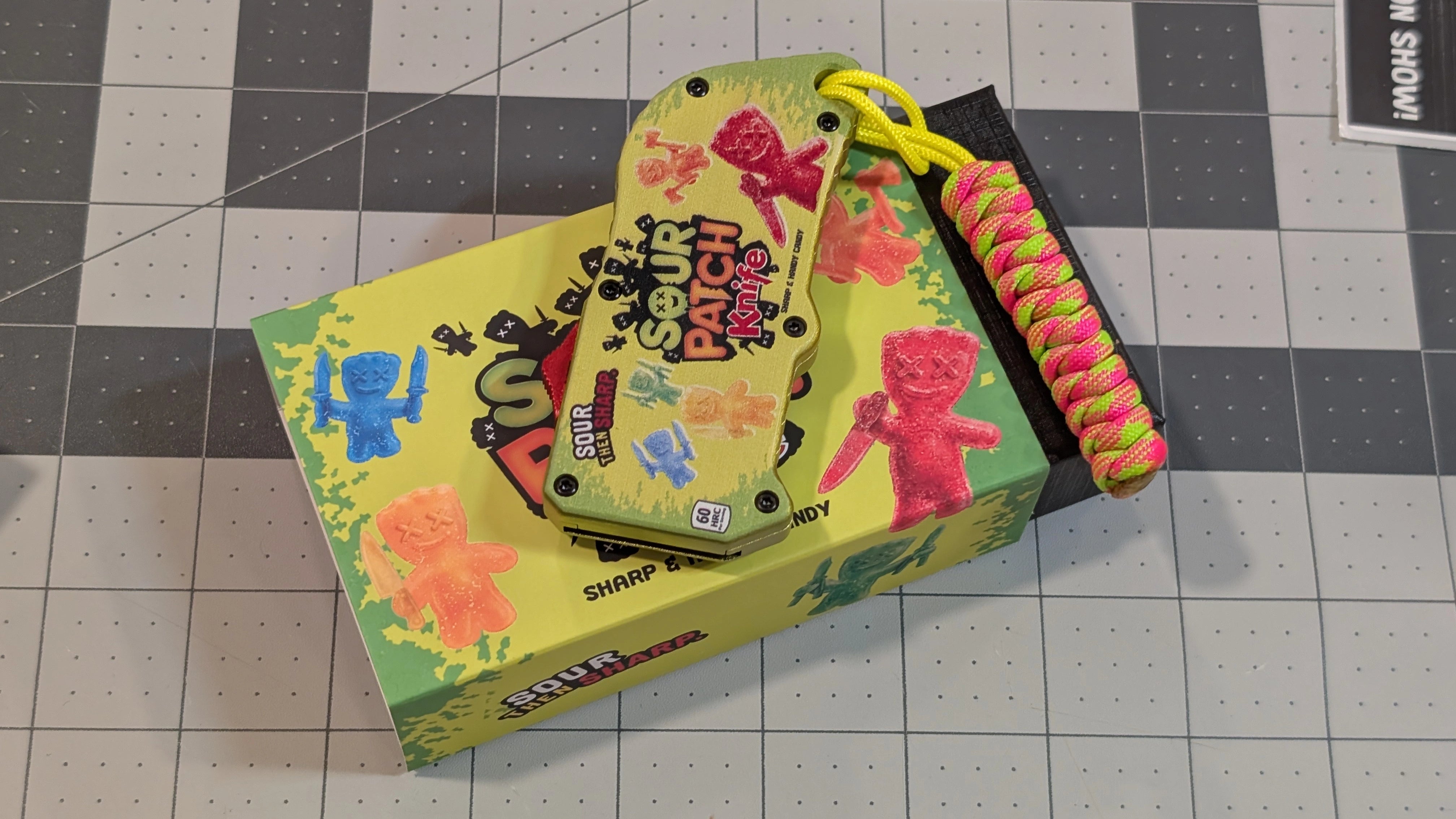 Frozen State Cords paracord lanyard, pink and green, Airheads Utility Blade edition, on box
