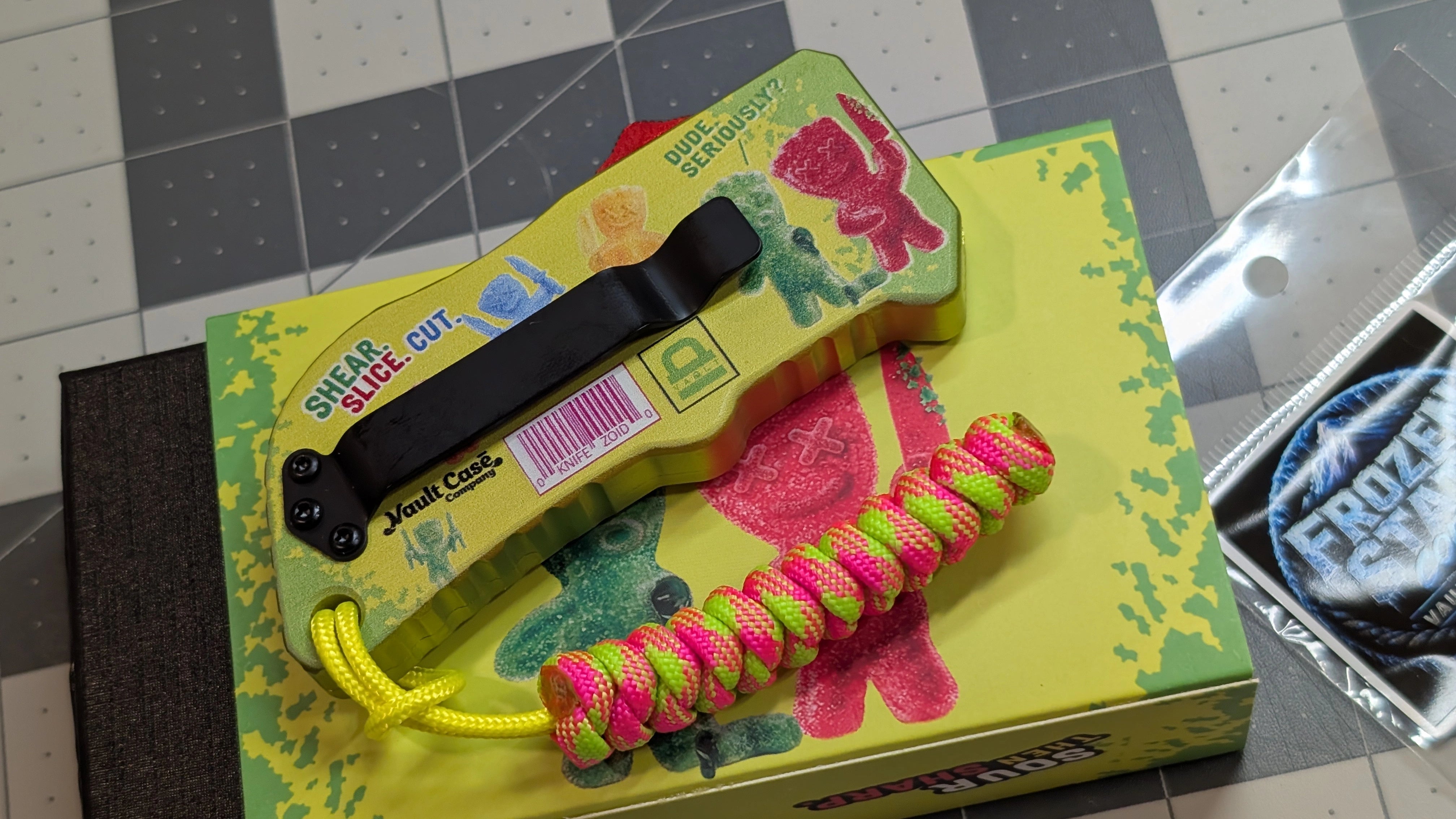 Frozen State Cords paracord lanyard, pink and green, Airheads Utility Blade edition, back view