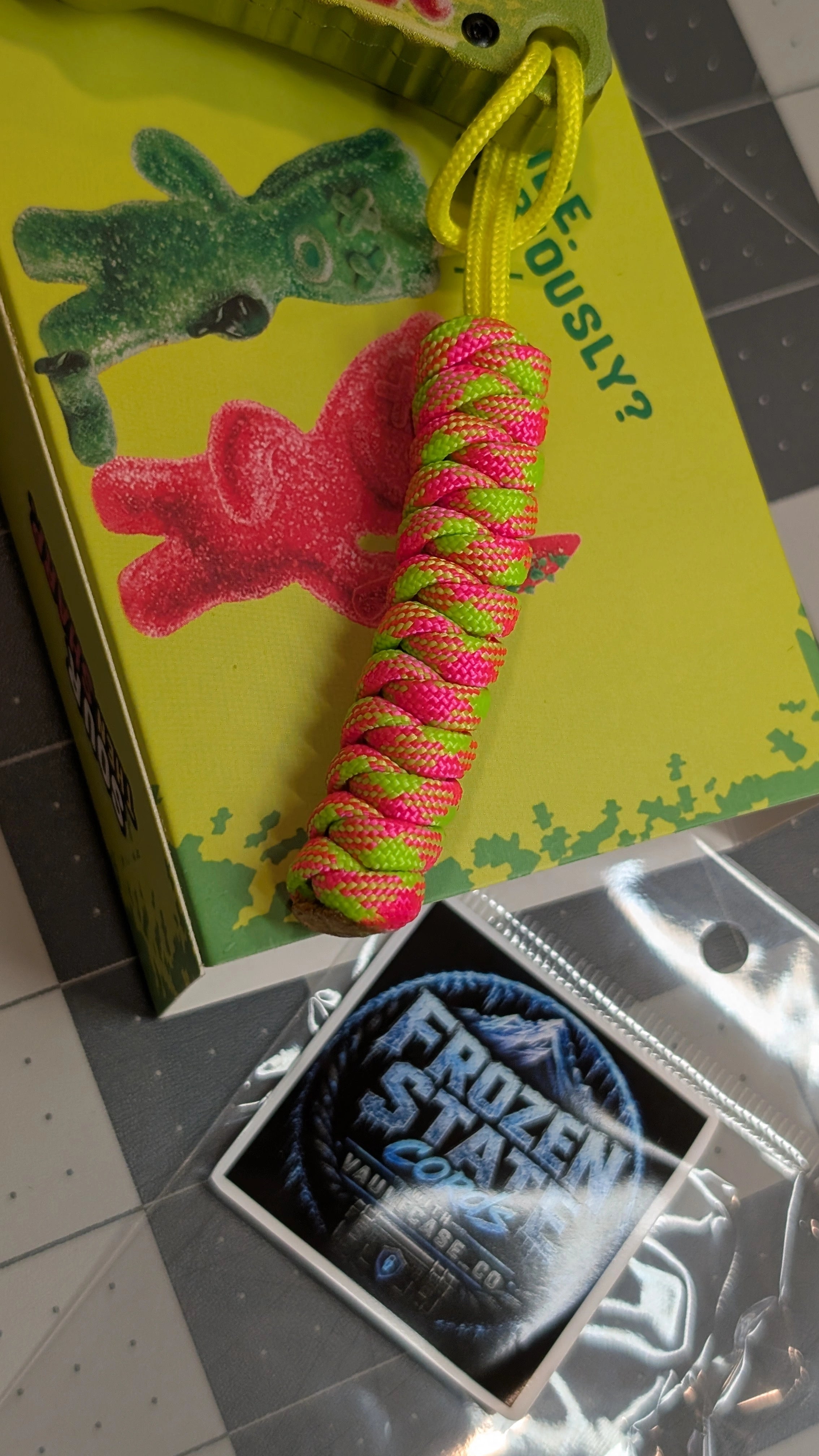 Frozen State Cords paracord lanyard, pink and green, Airheads Utility Blade edition, close up