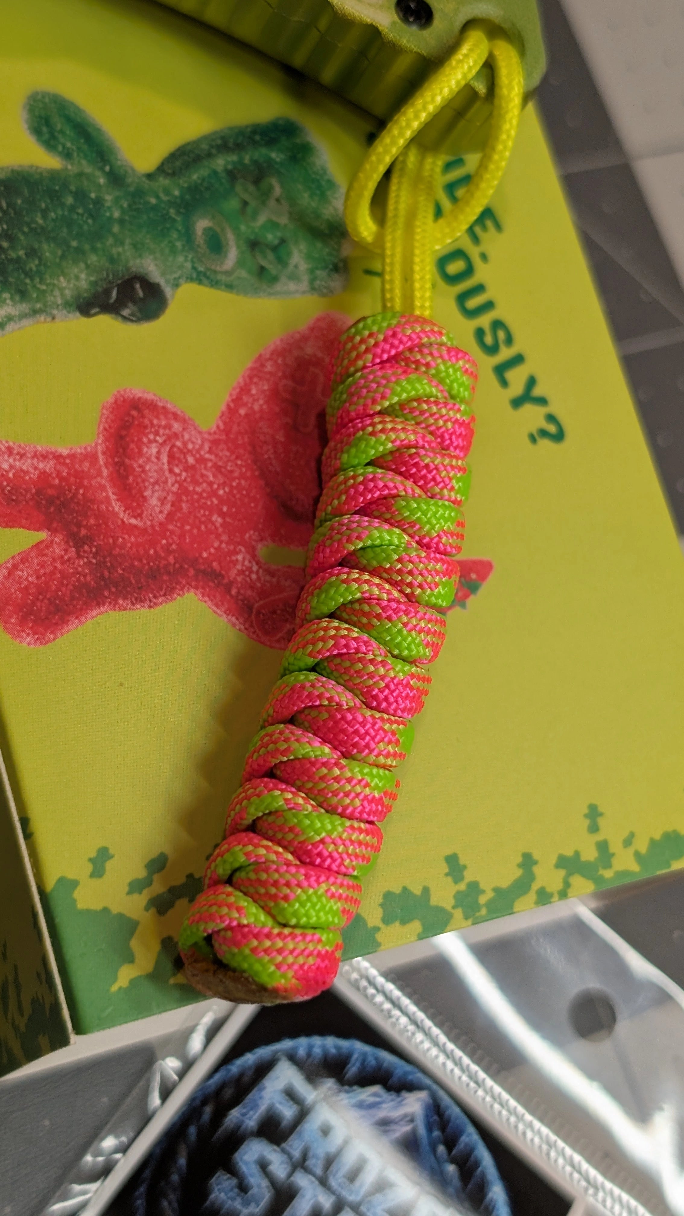 Frozen State Cords paracord lanyard, pink and green, Airheads Utility Blade edition, close up